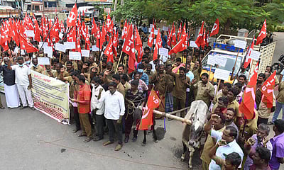 பெட்ரோல், டீசல் விலை உயா்வை ரத்து செய்ய வலியுறுத்தி ஆா்ப்பாட்டம்