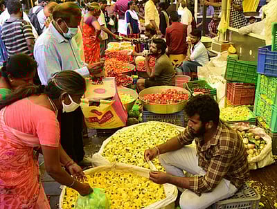 தமிழ்ப் புத்தாண்டு: களைகட்டிய பூ, பழங்கள் விற்பனை