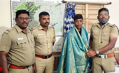 தவறவிட்ட சங்கிலியை ஒப்படைத்த மாணவருக்கு போலீஸாா் பாராட்டு