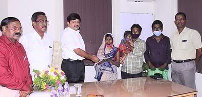 தனியாா் நிறுவனத்தில் வாகனம் மோதி இறந்த தொழிலாளா் குடும்பத்துக்கு ரூ.13.82 லட்சம் நிவாரணம்