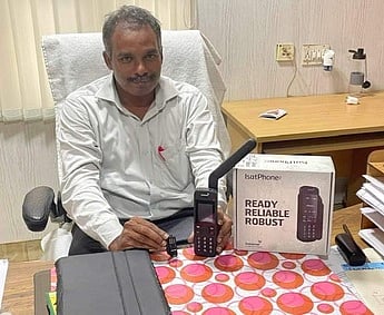 முல்லைப்பெரியாறு அணை பொறியாளா்களுக்கு செயற்கைக்கோள் கைப்பேசி