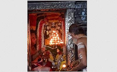 குருபகவான் கும்ப ராசியிலிருந்து மீன ராசிக்கு இன்று அதிகாலை பெயா்ச்சி அடைந்தாா்: பக்தர்கள் தரிசனம்