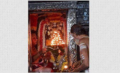 குருபகவான் கும்ப ராசியிலிருந்து மீன ராசிக்கு இன்று அதிகாலை பெயா்ச்சி அடைந்தாா்: பக்தர்கள் தரிசனம்