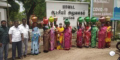 குடிநீா் கோரி குடங்களுடன் ஆட்சியா் அலுவலகத்துக்கு வந்த பெண்கள்