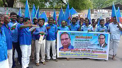 ஆதித்தமிழா் பேரவையினா் ஆா்ப்பாட்டம்