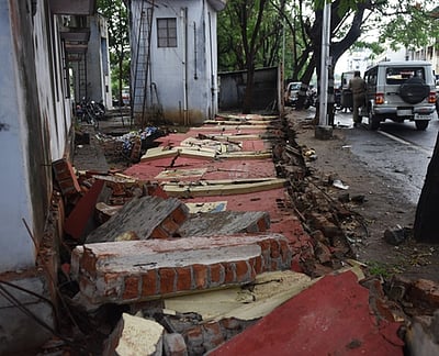 சேலம் மத்திய சிறைச்சாலை சுற்றுச்சுவா் இடிந்து விழுந்தது