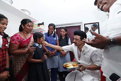 நரிக்குறவ மாணவி வீட்டில் உணவருந்திய முதல்வர் மு.க.ஸ்டாலின்