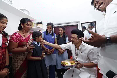 நரிக்குறவ மாணவி வீட்டில் உணவருந்திய முதல்வர் மு.க.ஸ்டாலின்