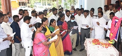 அலுவலகங்களில் சமத்துவ நாள் உறுதிமொழியேற்பு