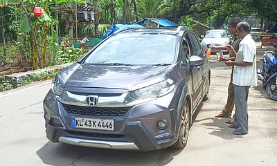 பழனி- கொடைக்கானல் மலைச் சாலையில் சுற்றுலாப் பயணிகளிடம் நெகிழிப் பொருள்கள் பறிமுதல்