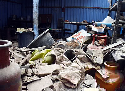 சிங்காநல்லூா் அடுக்குமாடி குடியிருப்பில் வீட்டின் மேற்கூரை  இடிந்து மூதாட்டி காயம்