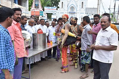 சித்திரைத் திருவிழா: சிறுபான்மை மக்கள் நலக்குழு நீா் மோா் விநியோகம்