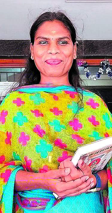 தேசிய நலவாழ்வு குழும பணியில் திருநங்கை!