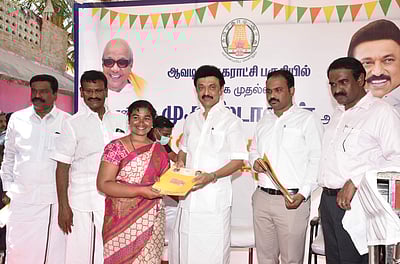 நரிக்குறவ மக்களுக்கு நலத்திட்ட உதவிகளை வழங்கினார் முதல்வர்