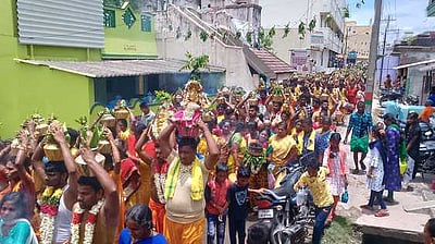 அரியலூா் பெரியநாயகி அம்மன் கோயில் பால்குடத் திருவிழா