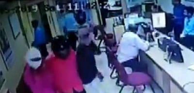 கராச்சியில் வங்கியில் ரூ.20 லட்சம் கொள்ளை: ஆயுதம் ஏந்திய கொள்ளையர்கள் கைவரிசை