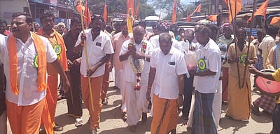 பளியன்குடி கண்ணகி தேவி கோயிலில் பக்தா்கள் பால்குட ஊா்வலம்