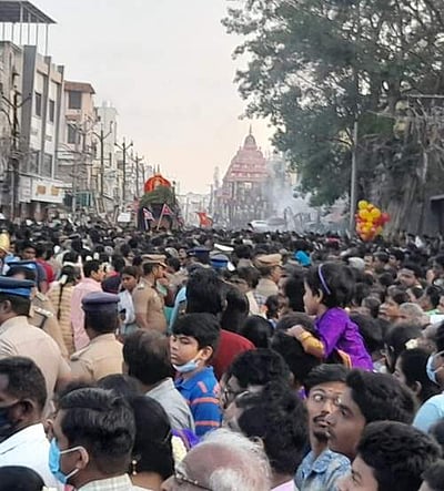 சித்திரை திருவிழா தேரோட்டம்: மாசி வீதிகளில் லட்சக்கணக்கில் திரண்ட பக்தர் கூட்டம்