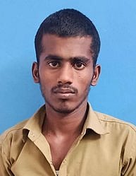 சிறுமிகளை ஏமாற்றிவந்த இளைஞா் கைது