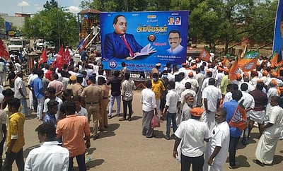 அம்பேத்கருக்கு மாலை அணிவிப்பதில் வாக்குவாதம்