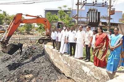 மேயா், எம்எல்ஏவை மாங்காய் மண்டி வியாபாரிகள் முற்றுகை
