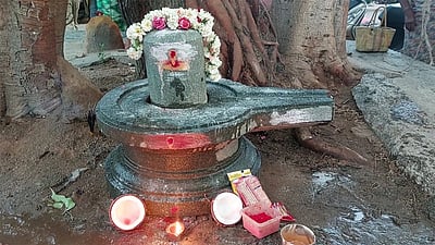 வீடு கட்ட தோண்டிய இடத்தில் கிடைத்த சிவலிங்கம்  பொதுமக்கள் வழிபாடு