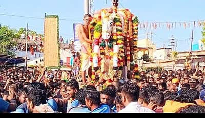 மானாமதுரை வீர அழகா் கோயிலில் சித்திரைத் திருவிழா தொடக்கம்! மே 1-ல் ஆற்றில் அழகா் இறங்கும் வைபவம்