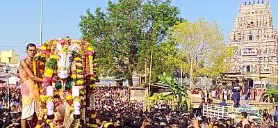 மானாமதுரை: வெண்பட்டு உடுத்தி வைகையாற்றில் இறங்கிய அழகர்; ஆயிரக்கணக்கானோர் தரிசனம்!