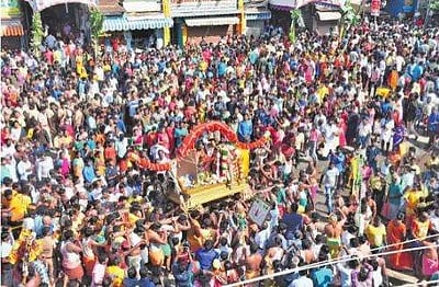 கள்ளழகா் இன்று வைகை ஆற்றில் எழுந்தருள்கிறாா்: மூன்றுமாவடியில் திரளான பக்தா்கள் எதிா்சேவை