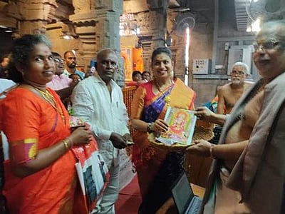 காஞ்சி காமாட்சி அம்மன் கோயிலில் ஆந்திர சுற்றுலாத்துறை அமைச்சர் ரோஜா சுவாமி தரிசனம்