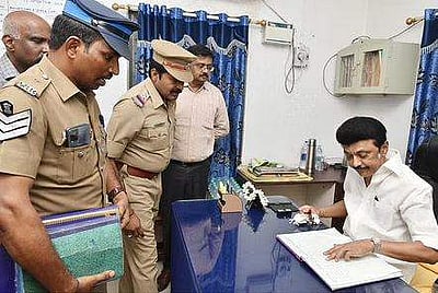 அம்பத்தூா் காவல் நிலையத்தில் முதல்வா் திடீா் ஆய்வு