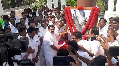 விடுதலைப் போராட்ட வீரர் தீரன் சின்னமலை பிறந்த நாள்:  எடப்பாடி பழனிசாமி மரியாதை