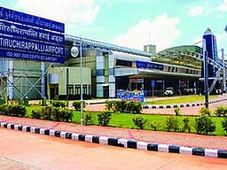 விமான நிலைய நுழைவாயில் முன்பு போக்குவரத்து சிக்னல் அமைப்பு!