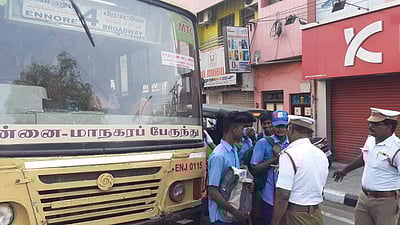 பேருந்து படிக்கட்டில் தொங்கினால் வழக்கு: போக்குவரத்துக் காவலர்கள் அதிரடி