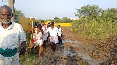 கூத்தாநல்லூரில் சடலத்தை சகதியில் தூக்கிச் சென்ற அவலம்