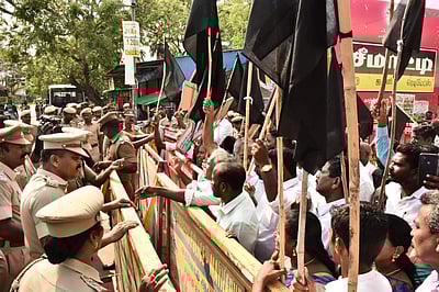 மயிலாடுதுறை: ஆளுநர் வாகன அணிவகுப்பு - கருப்புக் கொடி வீசி எதிர்ப்பு