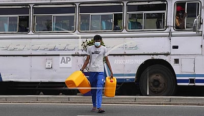 அவசரநிலை: சாலையில் ஆயுதம் ஏந்திய வீரர்கள்; கடைகள் திறப்பு