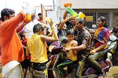 மஞ்சளில் குளித்த ஈரோடு மாநகரம் - புகைப்படங்கள்