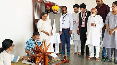 குஜராத்தை குறிவைக்கும் ஆம் ஆத்மி? சபர்மதி ஆசிரமத்தில் கேஜரிவால், பகவந்த் மான்