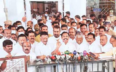 ஆளுநருக்கு கருப்புக் கொடி: பேரவையிலிருந்து அதிமுக, பாஜக வெளிநடப்பு