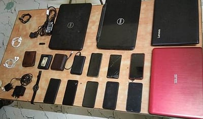 மாணவா் விடுதிகளில் லேப்டாப், கைப்பேசிகள் திருட்டு: 3 போ் கைது