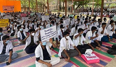 மருத்துவ மாணவா்கள் வகுப்புப் புறக்கணிப்பு