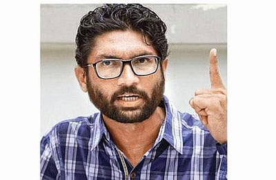 பாஜக அளித்த புகார்...நள்ளிரவில் கைது செய்யப்பட்ட ஜிக்னேஷ் மேவானி