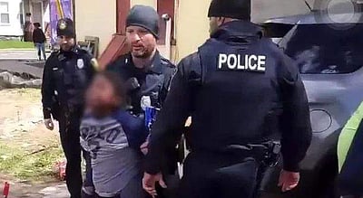 சிப்ஸ் திருடியதாகக் கூறி 8 வயது கறுப்பின சிறுவனை கைது செய்த காவல்துறை