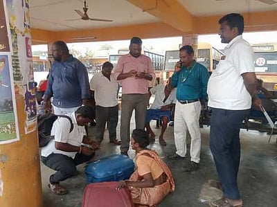 பேருந்து நிலையத்தில் தவித்த மாற்றுத்திறனாளி உறவினா்களிடம் ஒப்படைப்பு