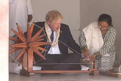 காந்தி ஆசிரமத்தில் ராட்டை சுற்றிய பிரிட்டன் பிரதமர்: விடியோ