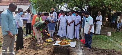 அரசு கான்கிரீட் வீடுகட்டும் பணி: ஆட்சியா் தொடங்கிவைத்தாா்