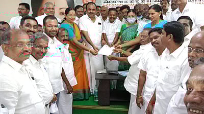 நாமக்கல் மாவட்ட அதிமுக செயலாளா் பதவிக்கு விருப்ப மனு