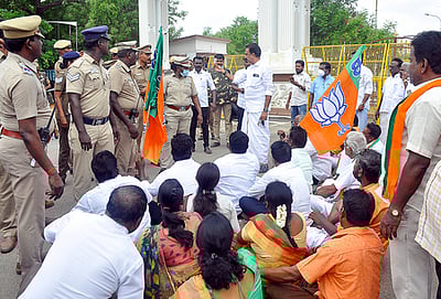 திமுகவினரைக் கண்டித்து பாஜக ஆா்ப்பாட்டம்: 62 போ் கைது