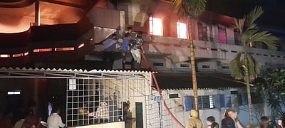 குடியாத்தம் அருகே தீப்பெட்டி ஆலையில் திடீா் தீ விபத்து